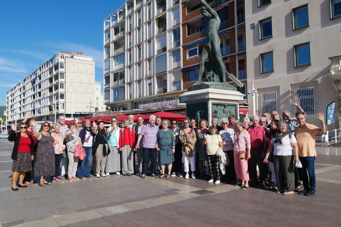 Der Singkreis und Gastgeber vor dem alten Rathaus in Toulon